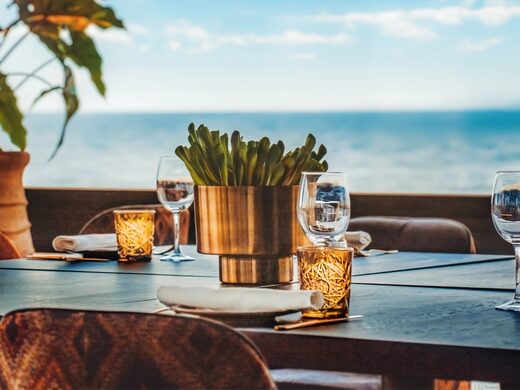 Bar à cocktails avec un rooftop offrant une vue imprenable sur la mer Méditerranée.